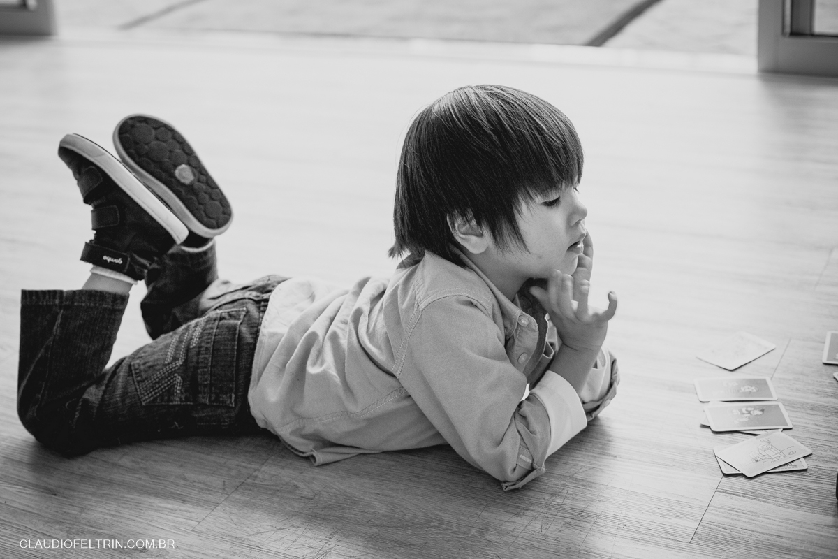 aniversariante deitado no chão pensando em que carta ele vai pegar