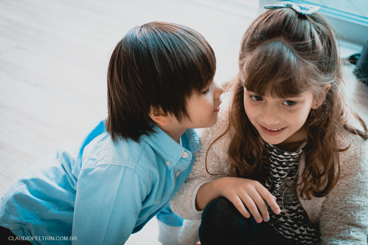 primo falando no ouvido da prima