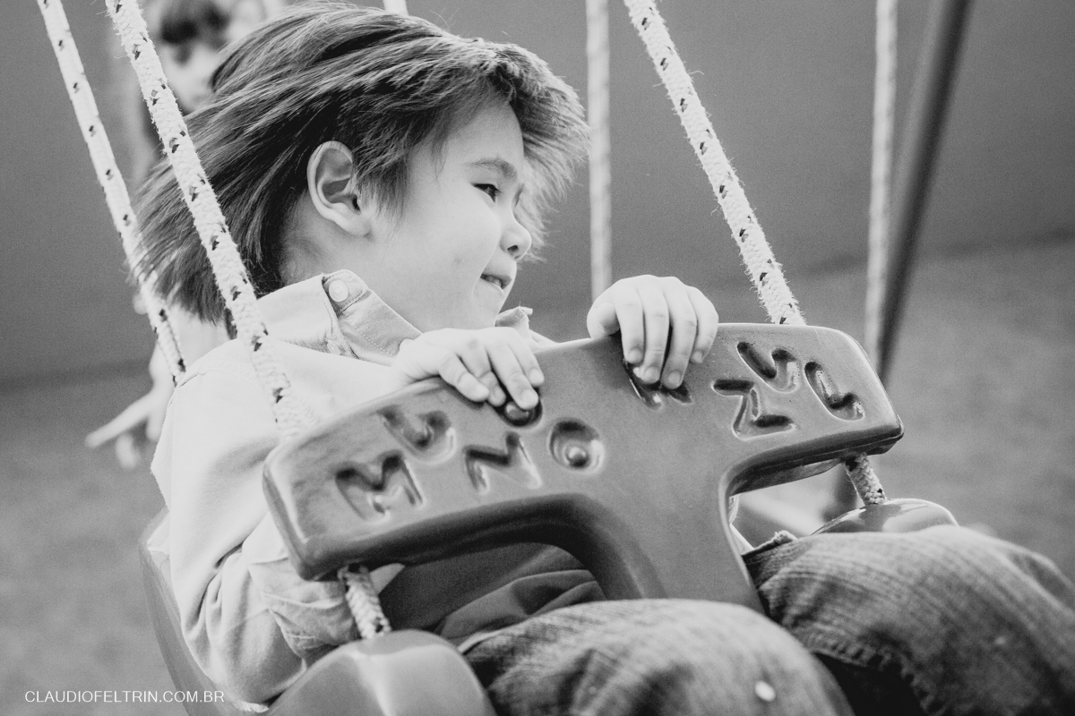 cabelos do menino balançando com o vento no balanço