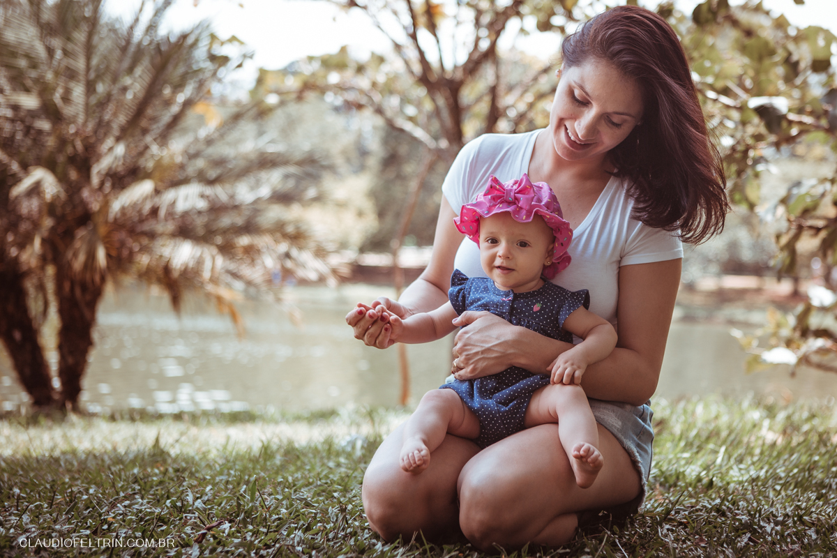 o amor da mãe segurando a filha em ensaio fotografico