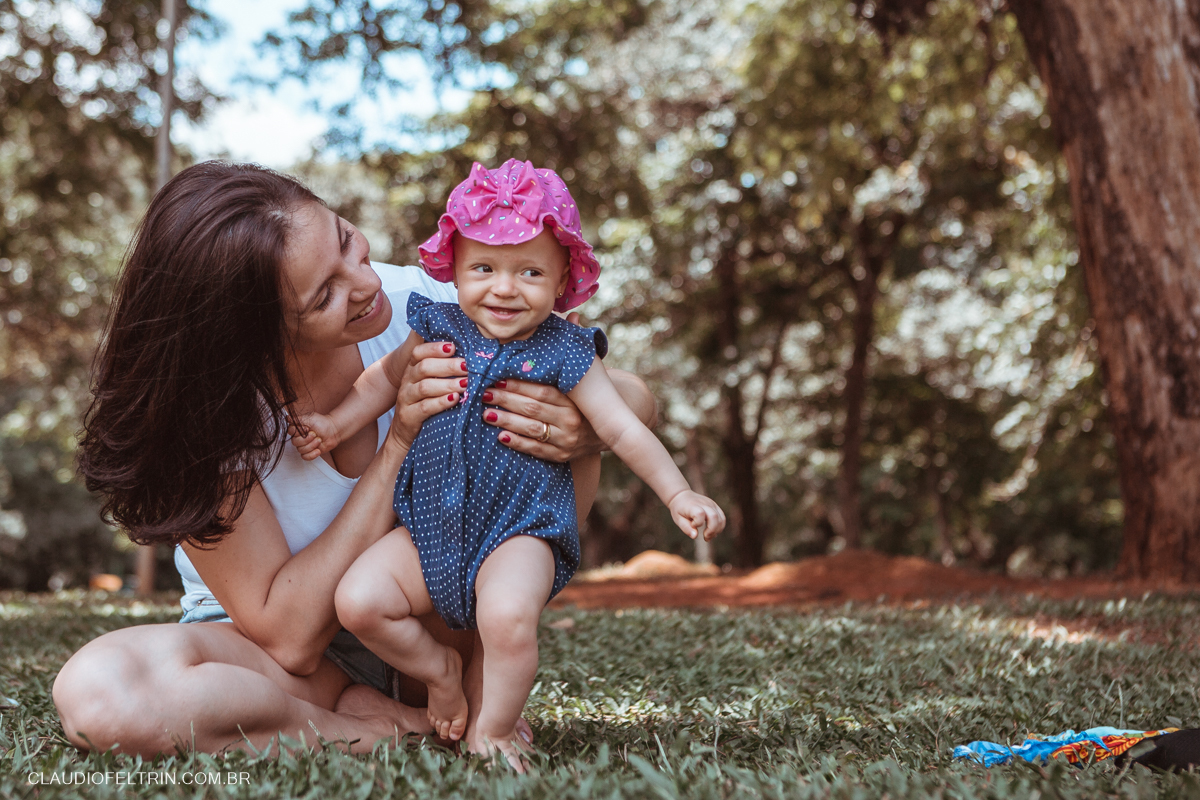 lindo sorriso da criança e a felicidade da mãe em ensaio infantil em SP