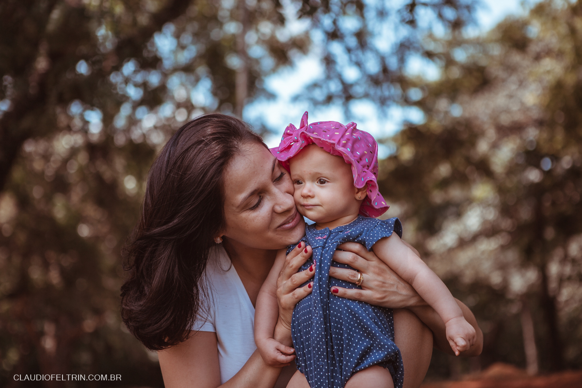 imagem linda de filha e mãe em um dia ensolarado no parque de são paulo - SP