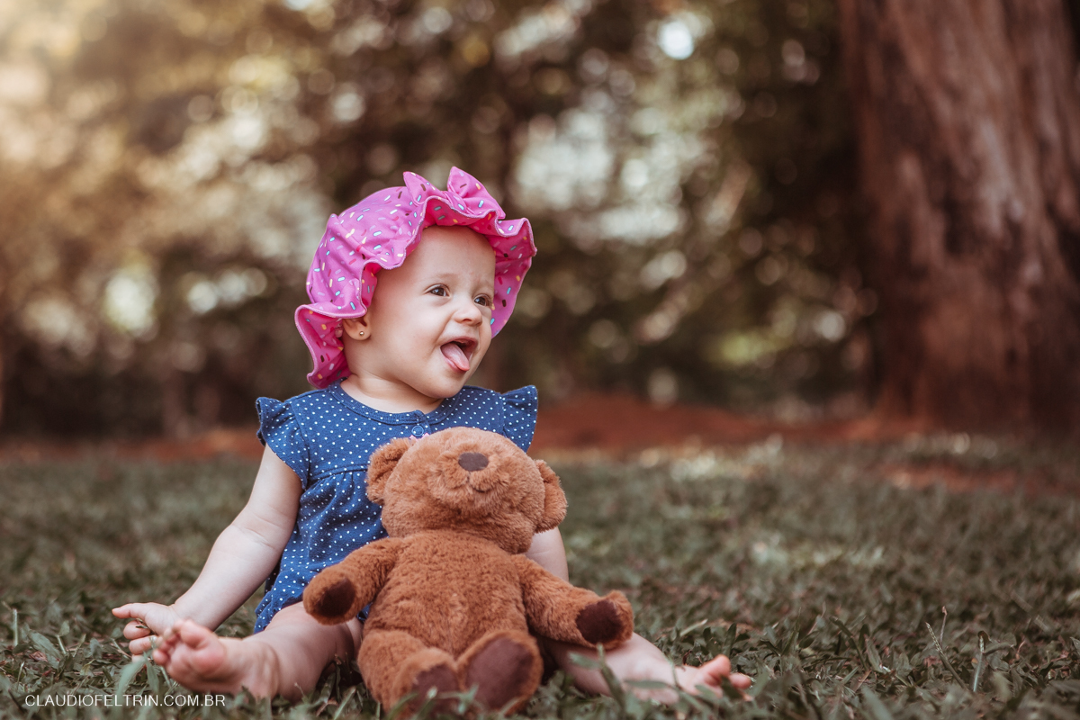 criança mostra a linga em ensaio de fotografia de criança em parque de são paulo - SP