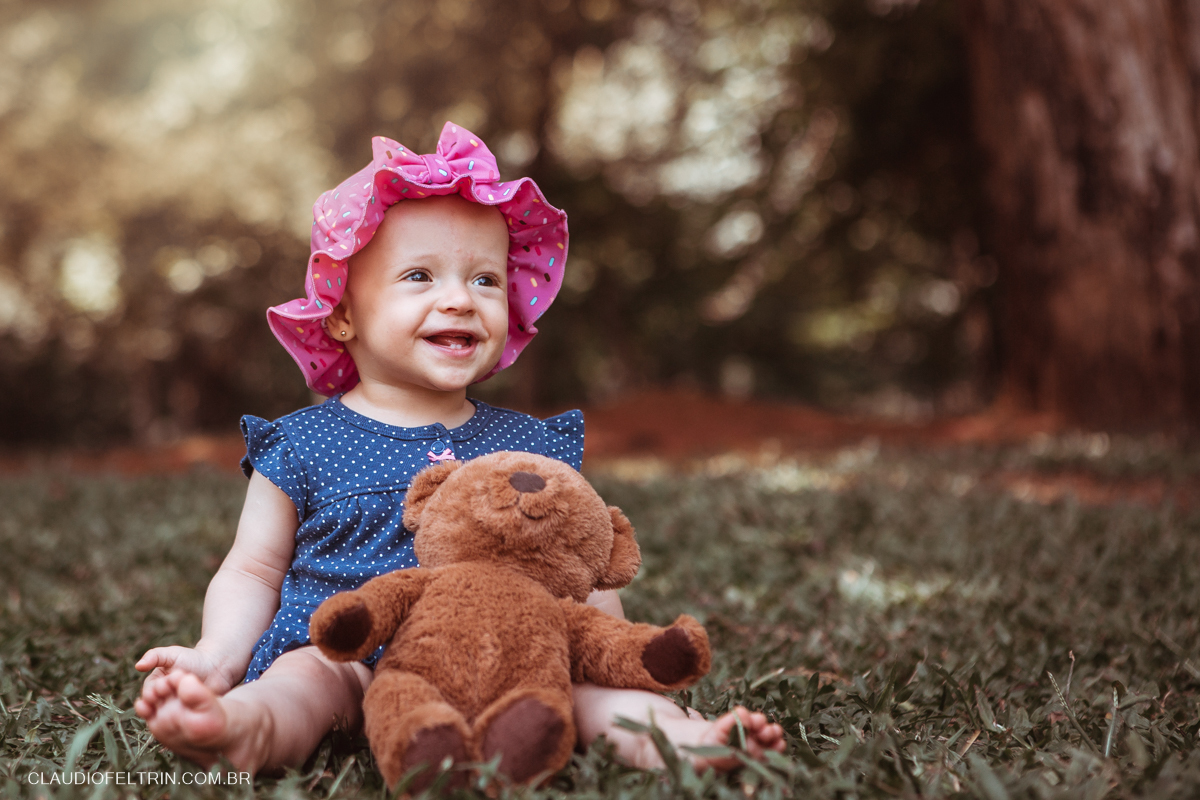 detalhe d gargalhada da criança e seu urso de pelúcia em são paulo