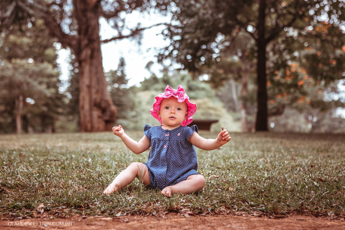 a criança fica feliz e levanta as mãos no ensaio fotografico