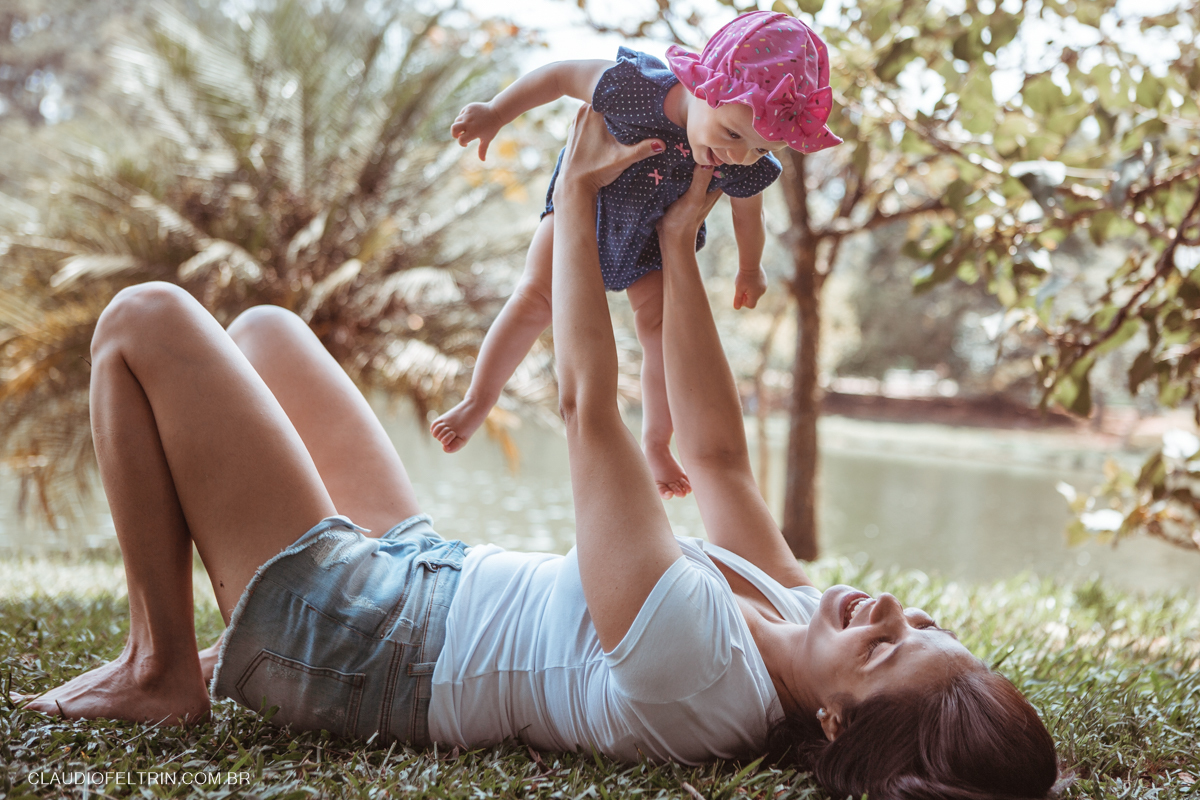 mãe e filha brincam e se divertem muito em ensaio fotografico