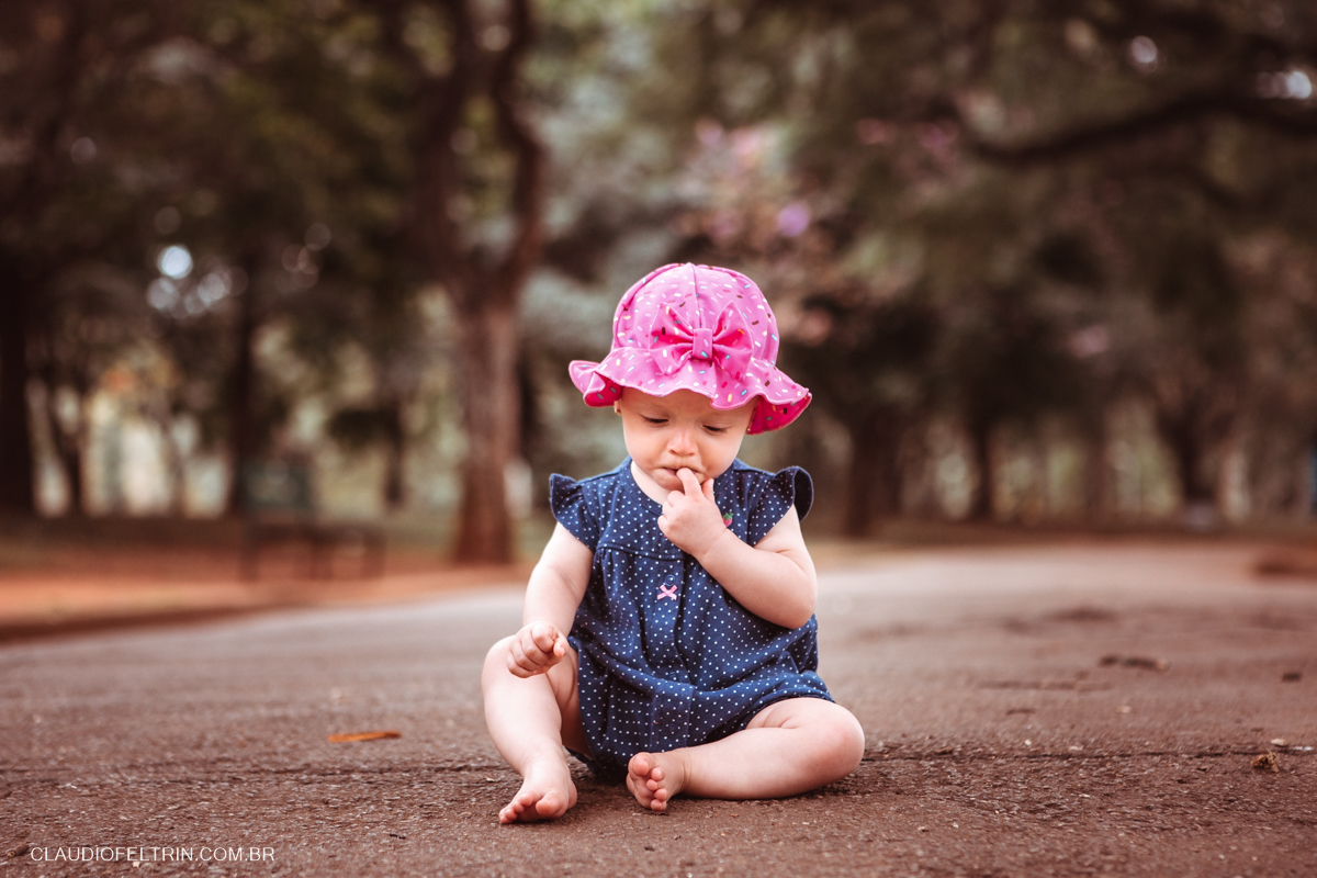 a curiosidade da criança com as mãos na boca em ensaio infantil