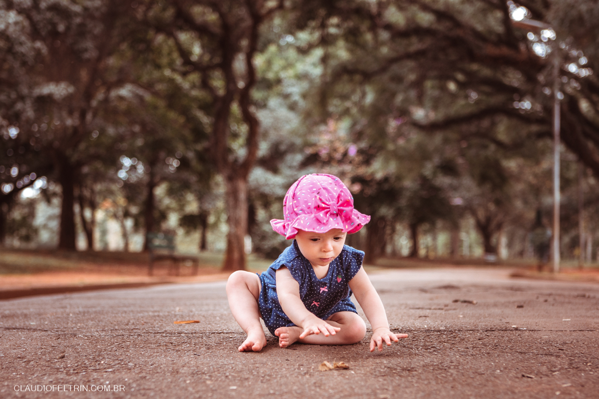 detalhe da criança tentando pegar a folha que caiu da árvore em parque de são paulo - SP