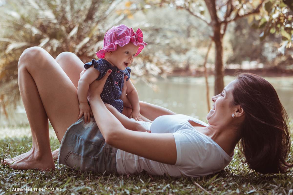 mãe segura a filha em ensaio fotográfico em são paulo - SP