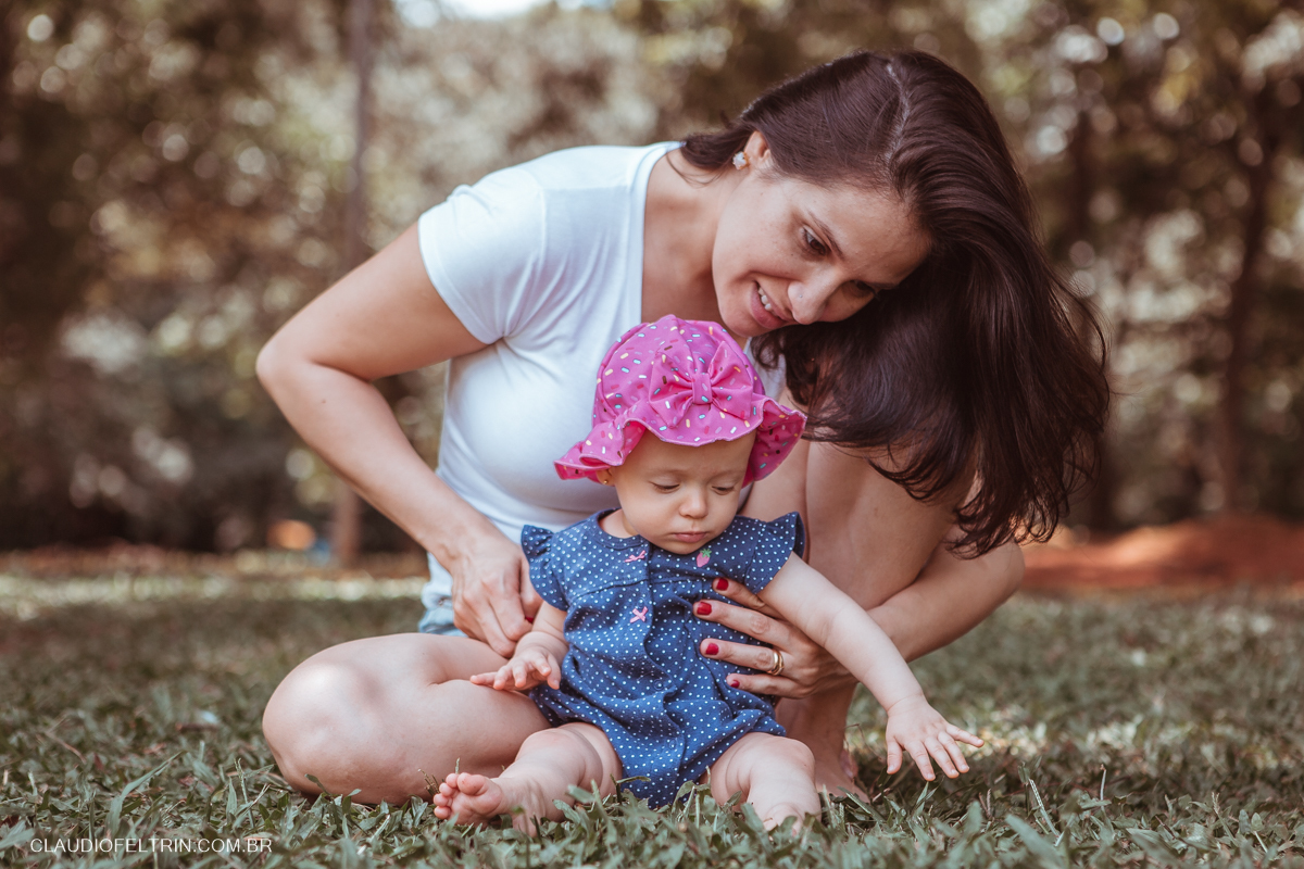 linda imagem da mãe com a filha sendo fotografadas em parque por claudio feltrin