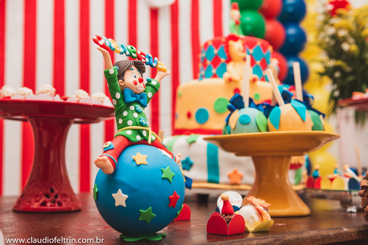 detalhe da mesa de bolo do aniversario infantil 