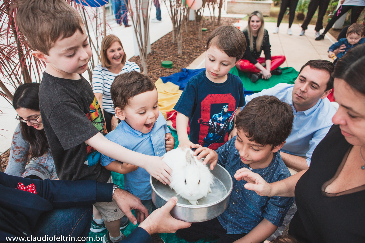 o coelho sai da cartola do magico no aniversario e criança fica com a boca aberta