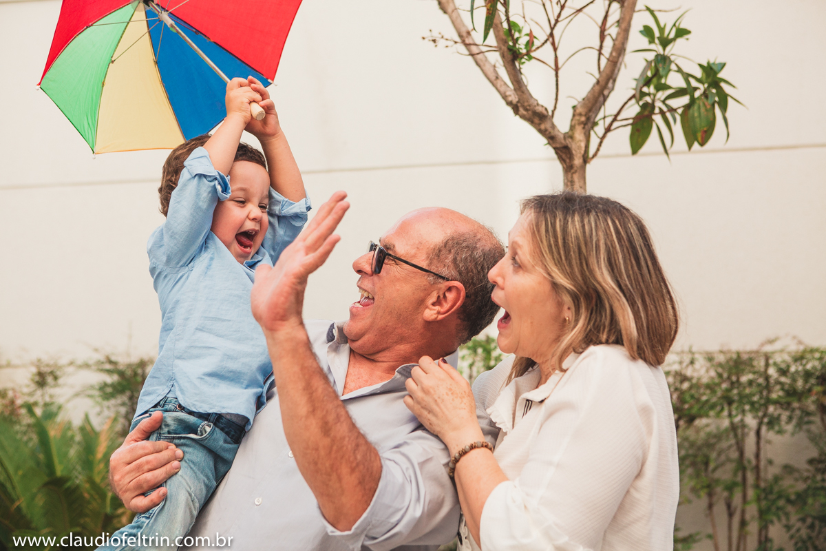 fotografo Claudio Feltrin fotografia registra o momento em que avos brincam com aniversariante em festa infantil