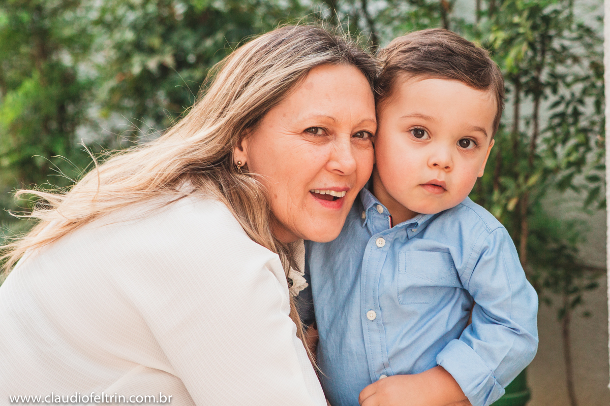 avó abraçando o neto em aniversario em foto de Claudio Feltrin fotografia