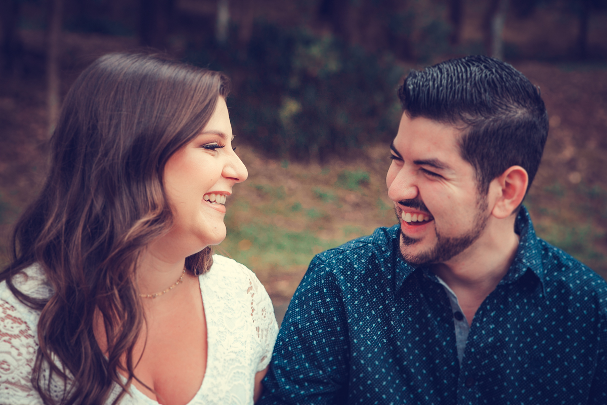 casal rindo em ensaio pre wedding em são paulo