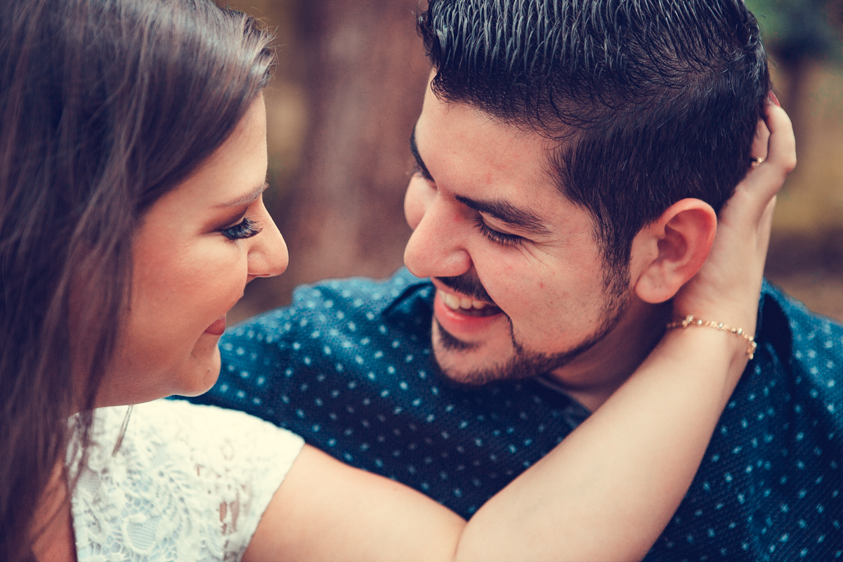 a noiva faz carinho no cabelo do noivo em ensaio fotográfico