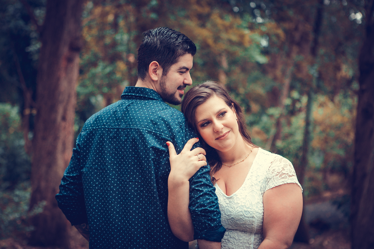 a noiva se apoia no ombro do noivo em ensaio pre wedding em são paulo