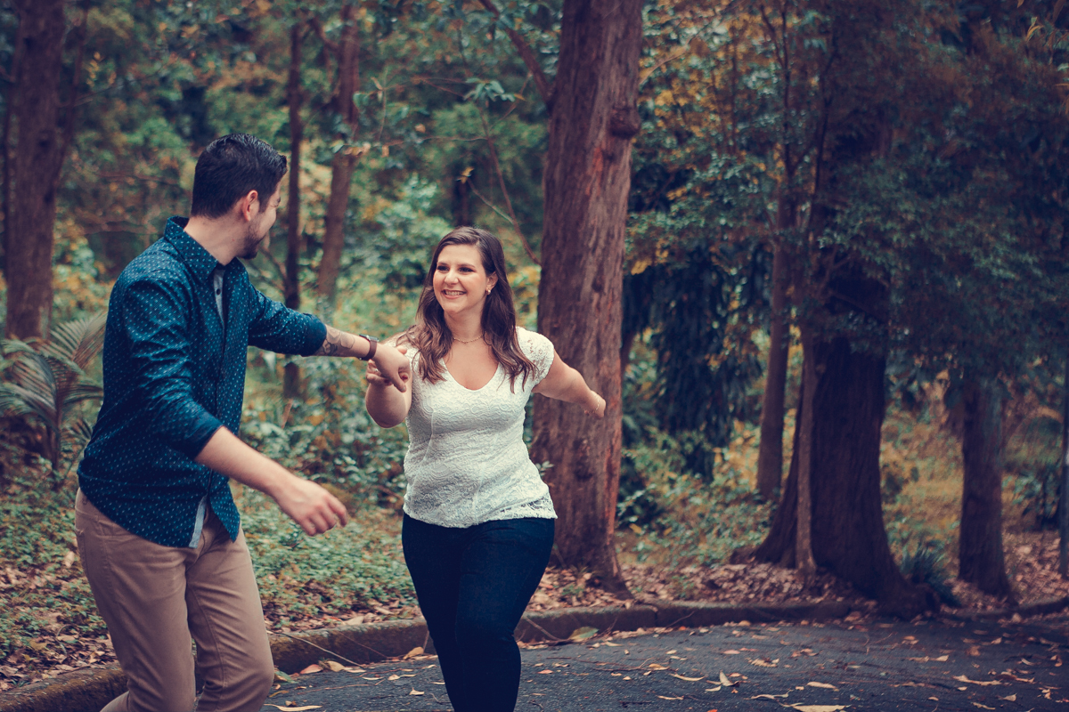 noivo correndo de mãos dadas com a noiva