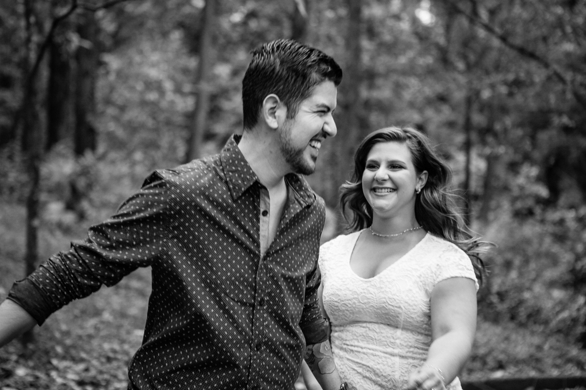 lindo momento registrado pelo fotografo Claudio Feltrin dos noivos correndo de mãos dadas