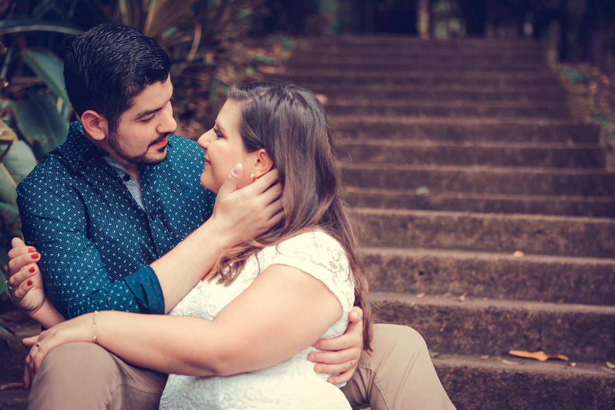 sentados em uma escada no parque da aclimação os noivos namoram