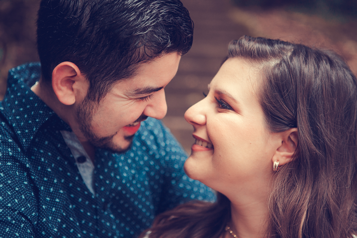 um momento lindo que o noivo e a noiva sorriam um para o outro em fotografia em são paulo