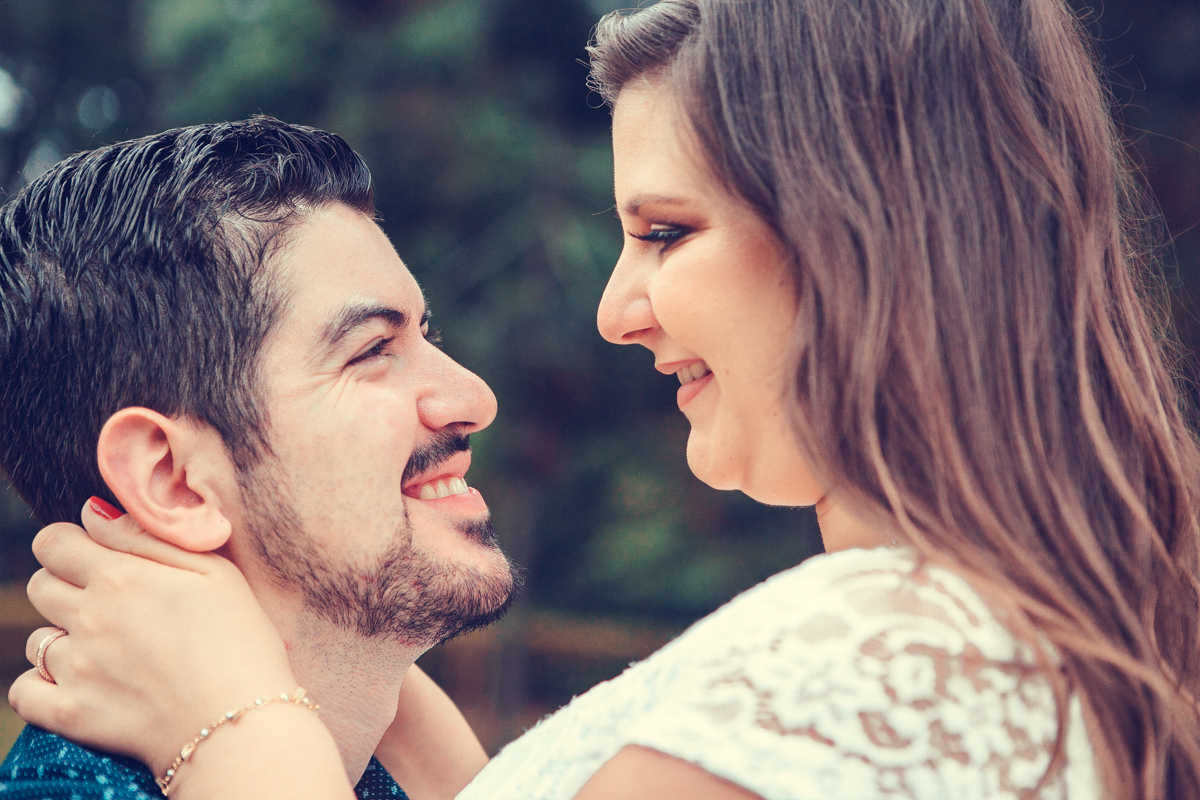 os noivos se olham apaixonados em parque de são paulo
