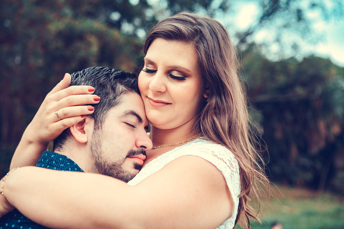 a noiva deita o noivo em sei corpo em um lindo ensaio pre wedding em são paulo