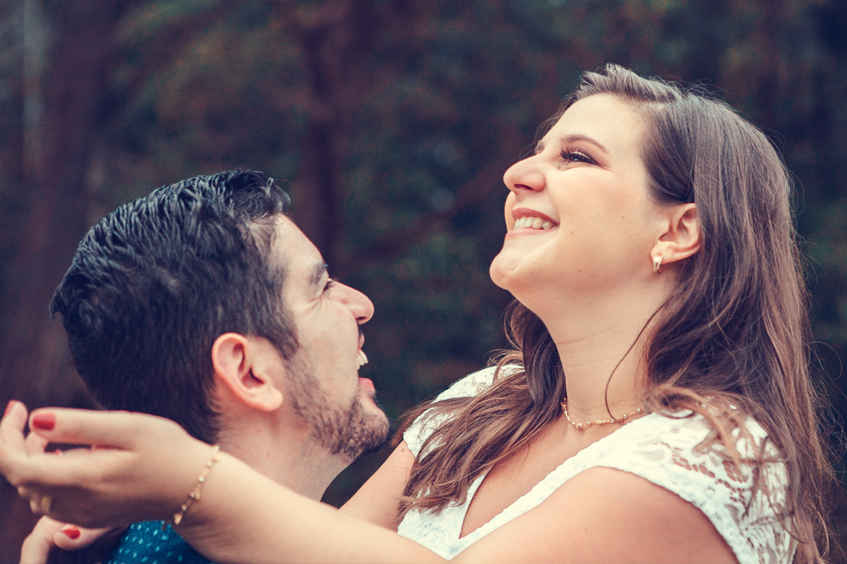 noivos dando gargalhadas em lindo momento em ensaio fotográfico no parque da aclimação 