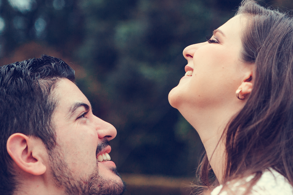 olhar apaixonado dos noivos em ensaio pre wedding feito por claudio Feltrin fotografia