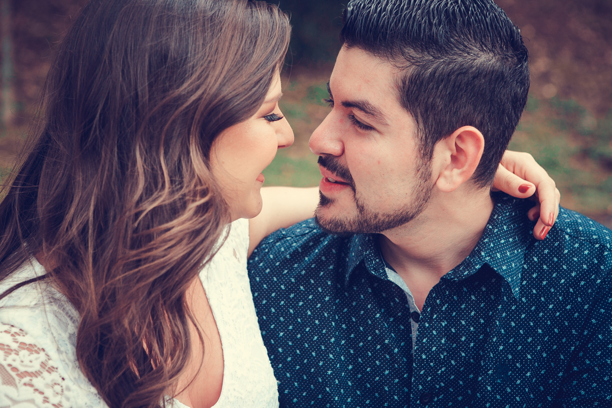 lindo casal de olhando em ensaio fotográfico