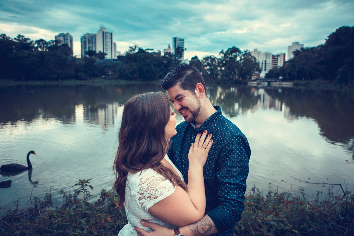 a beira do lago no parque da aclimação os noivos trocam olhares apaixonados no pre wedding