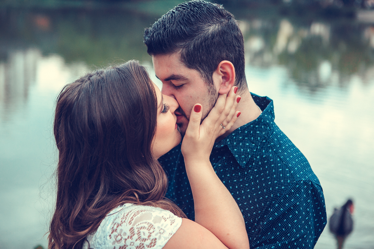 os noivos se beijão apaixonadamente em ensaio fotográfico