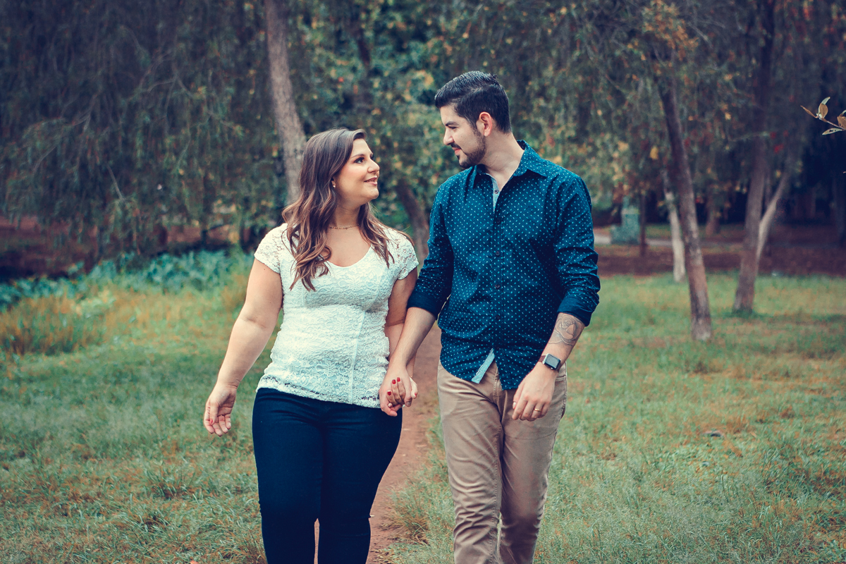 claudio Feltrin fotografia registra os noivos andando de Maos dadas 