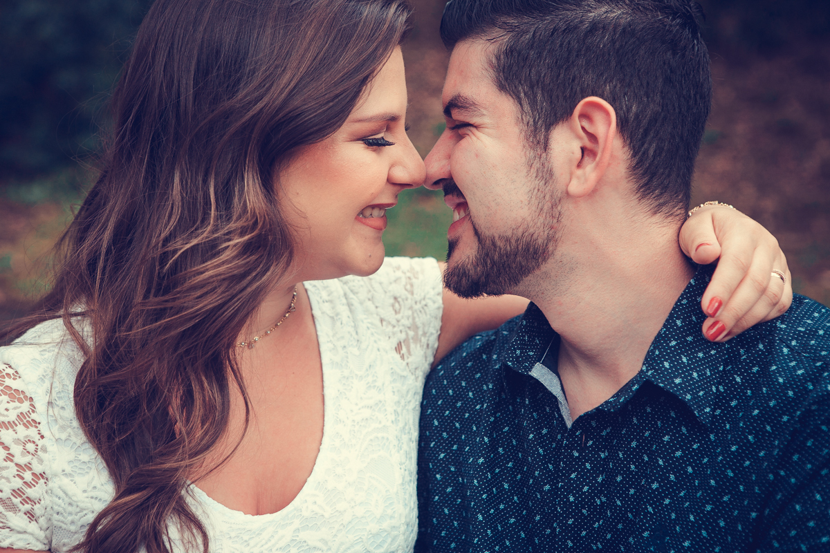 os noivos namorando com o nariz em fotografia pre wedding