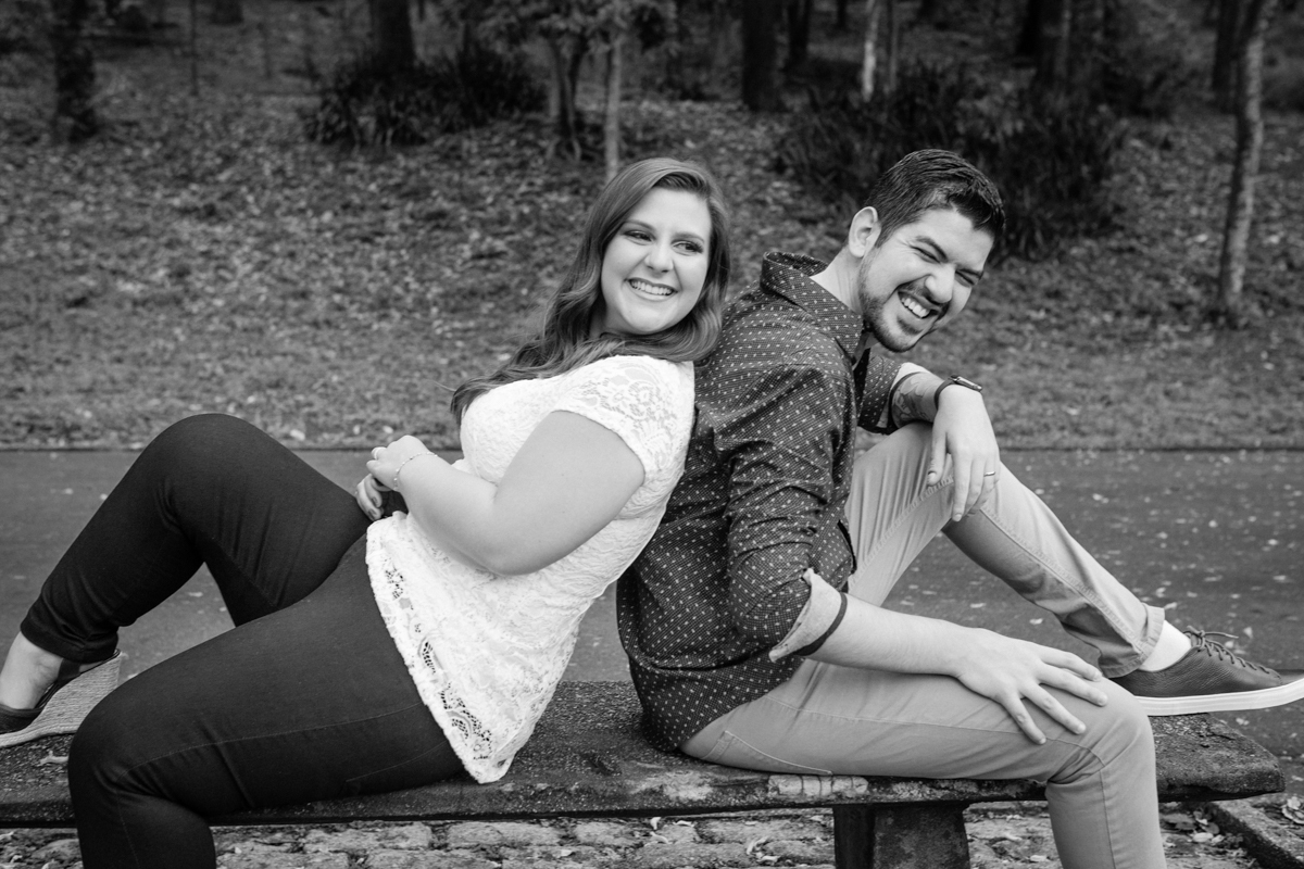 casal brincando de costas um para o outro em ensaio fotografico