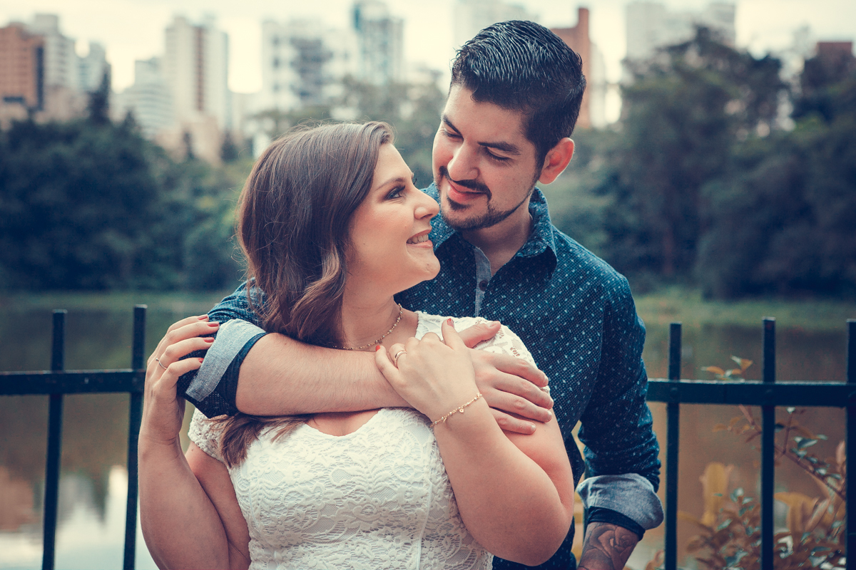 casal de admirando próximo ao lado no parque da aclimação em ensaio pre wedding 