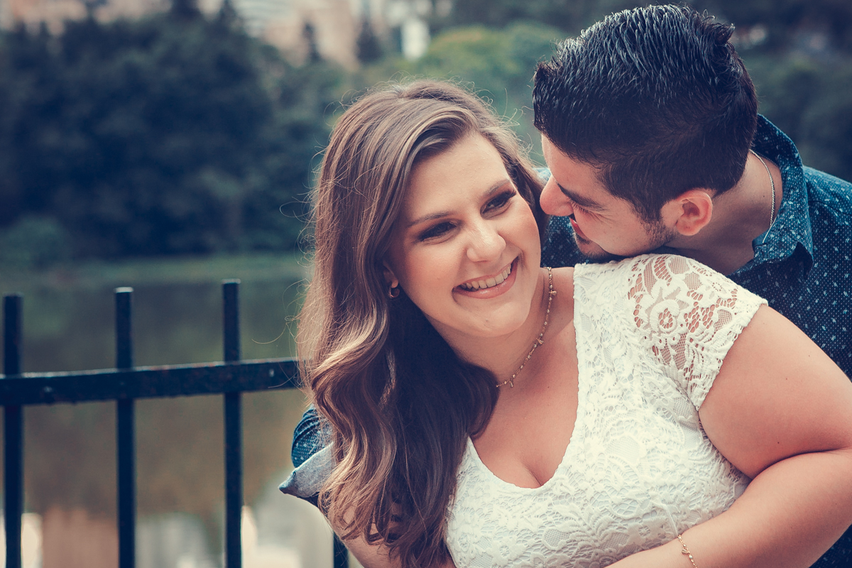 o noivo brincando com a noiva e ela da muita risada em ensaio fotográfico