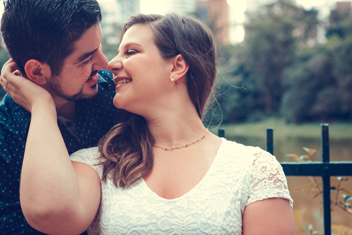 depois de muita risada os noivos se olham e quase se beijão em fotografia pre wedding