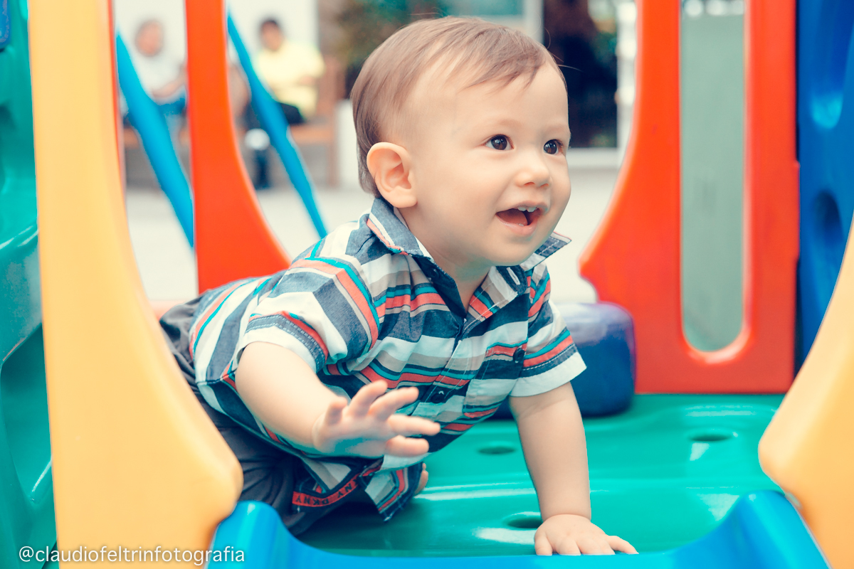 lindo menino de um ano no brinquedo 