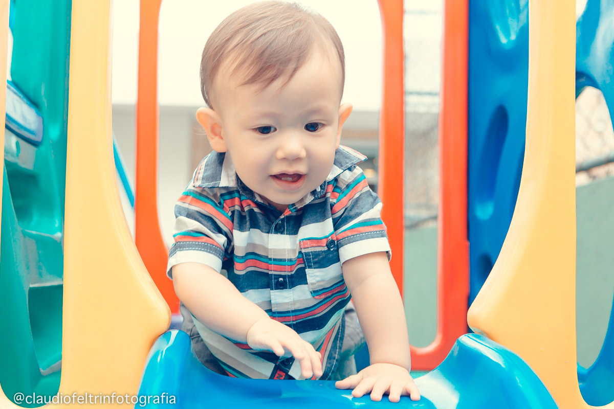 criança de um ano no brinquedo