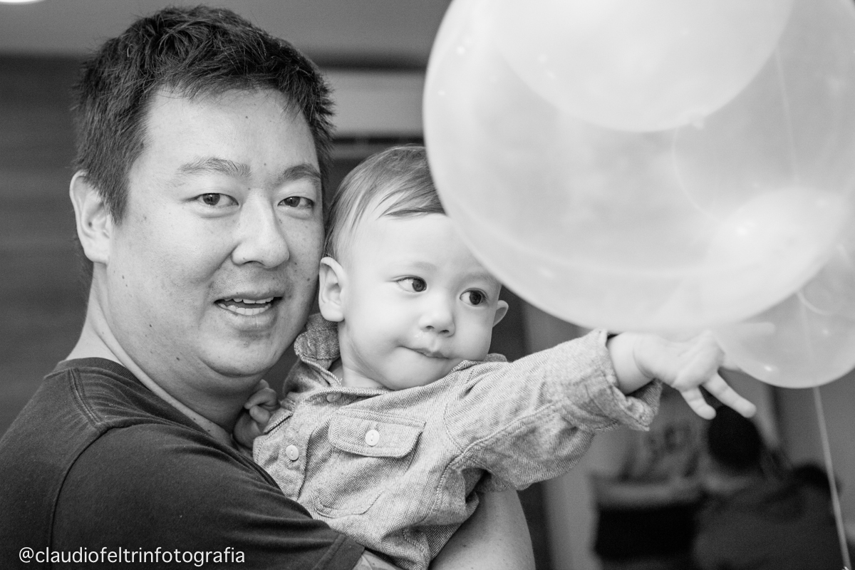 Pai e filho no seu aniversário de um ano em São Paulo