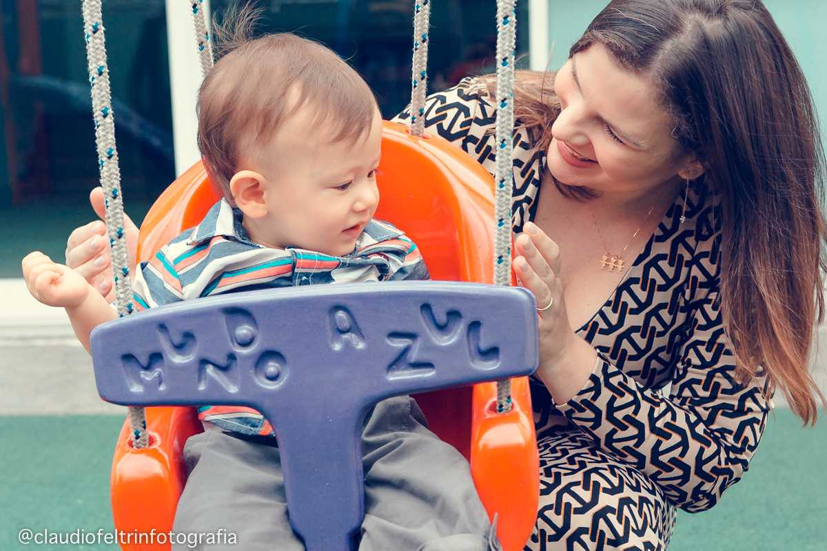 mãe e filho no brinquedo 