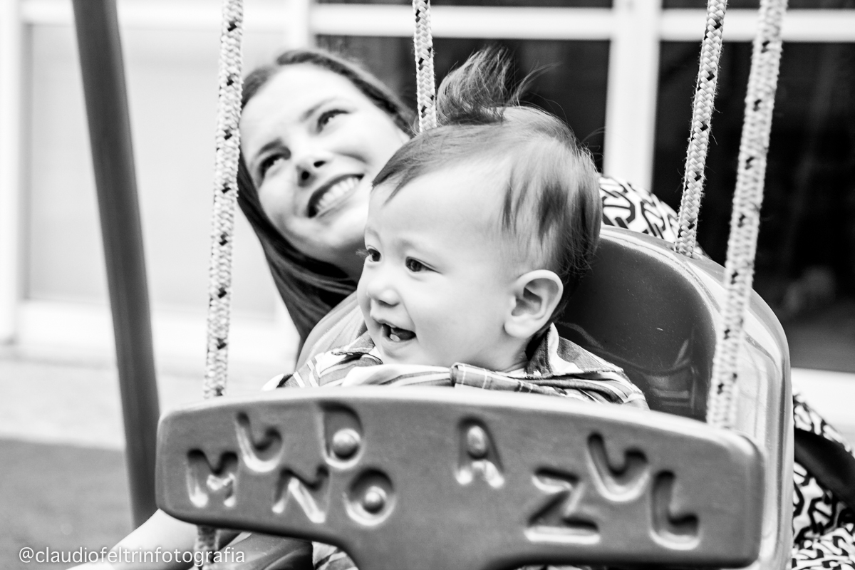 Mãe e filho em um momento lindo no aniversário de um ano