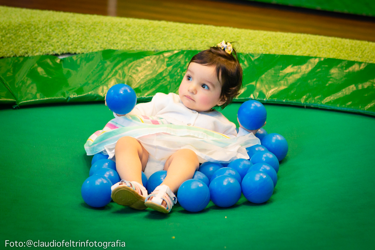 linda menininha no pula pula do buffet
