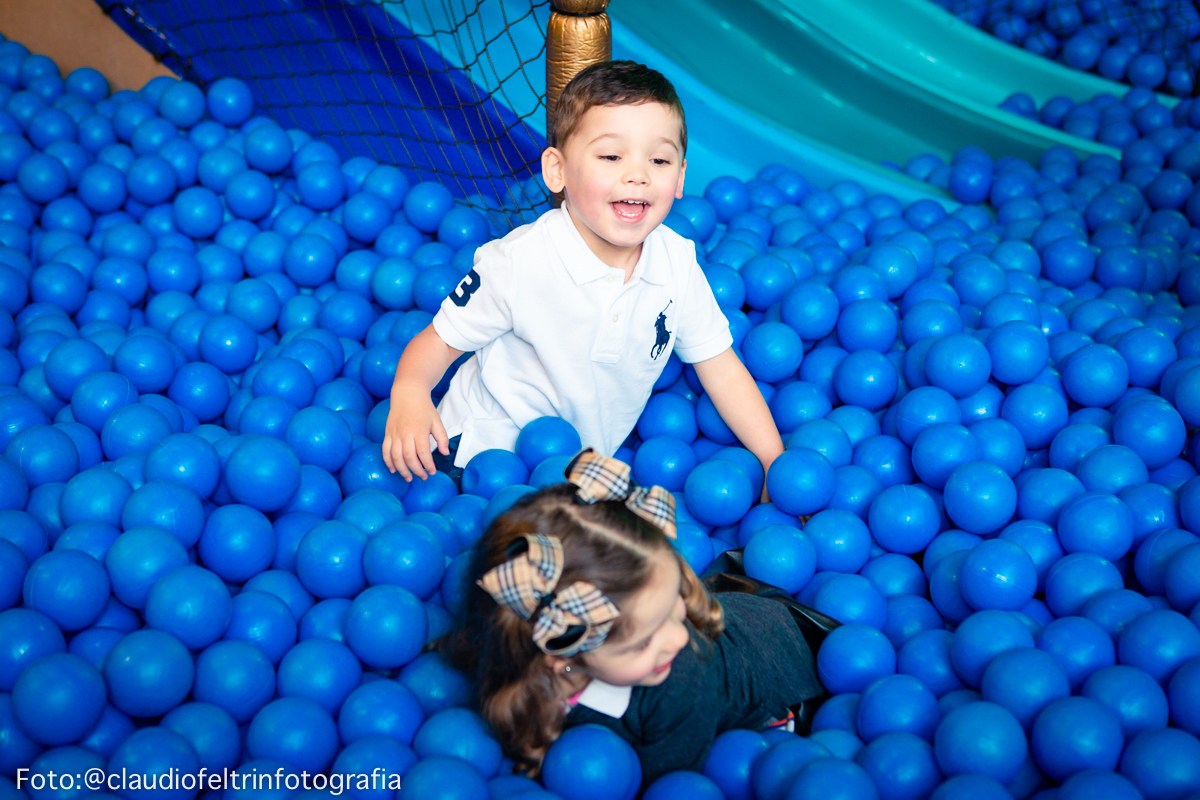 lindo menino na piscina de bolinha do buffet