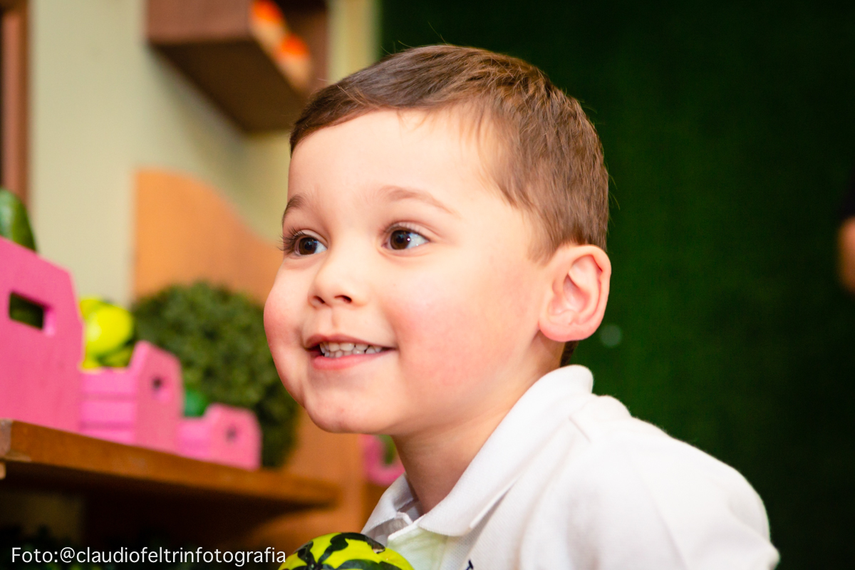 lindo sorriso do aniversariante em festa infantil