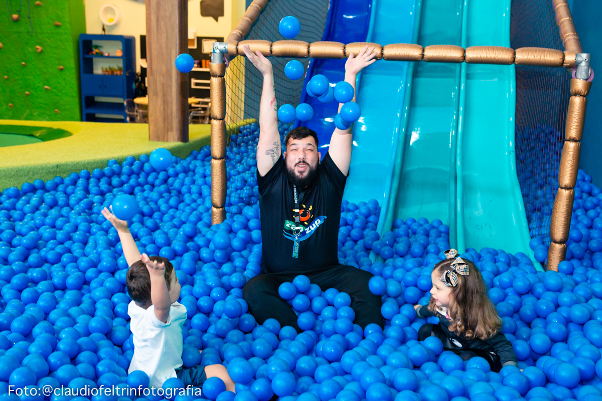 uma alegria na piscina de bolinha