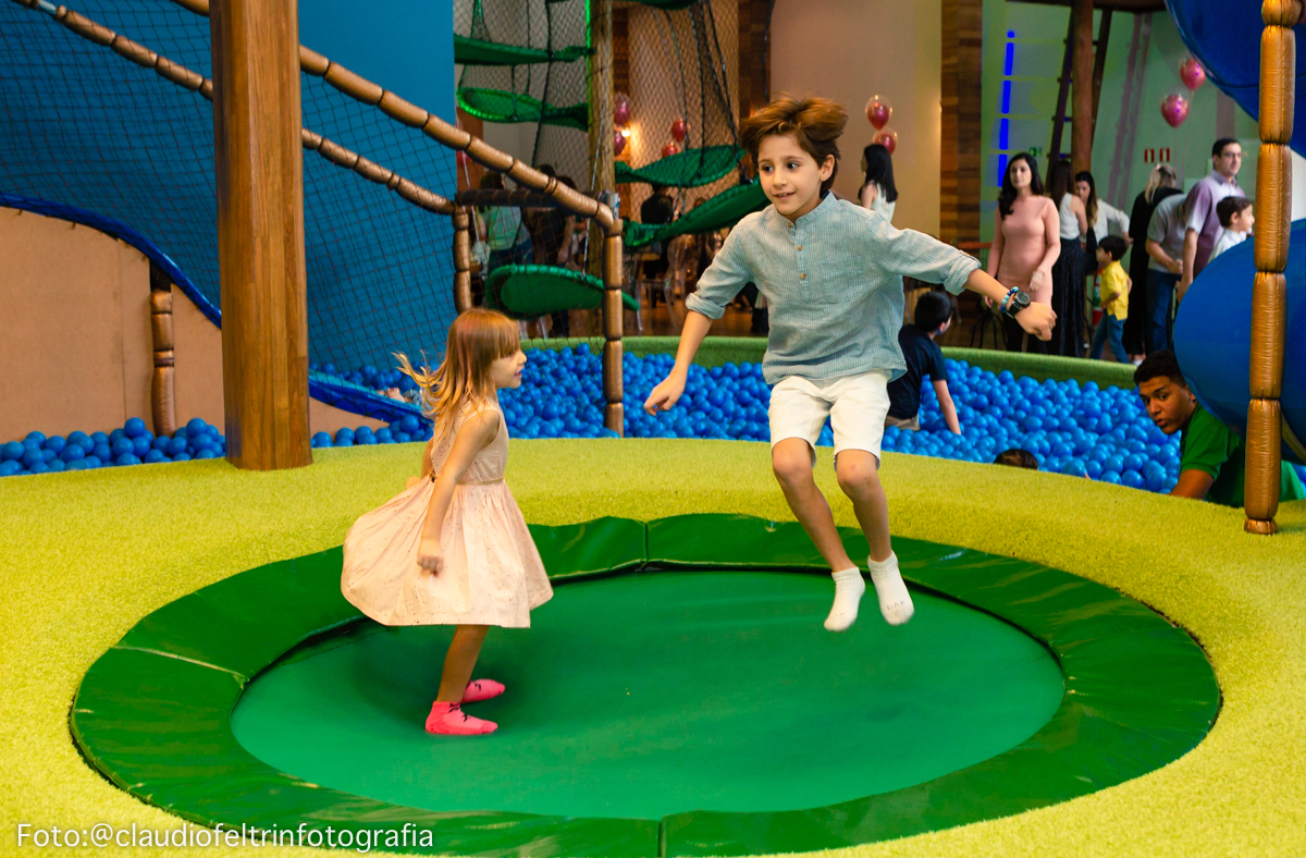 lindo salto na piscina de bolinha do buffet