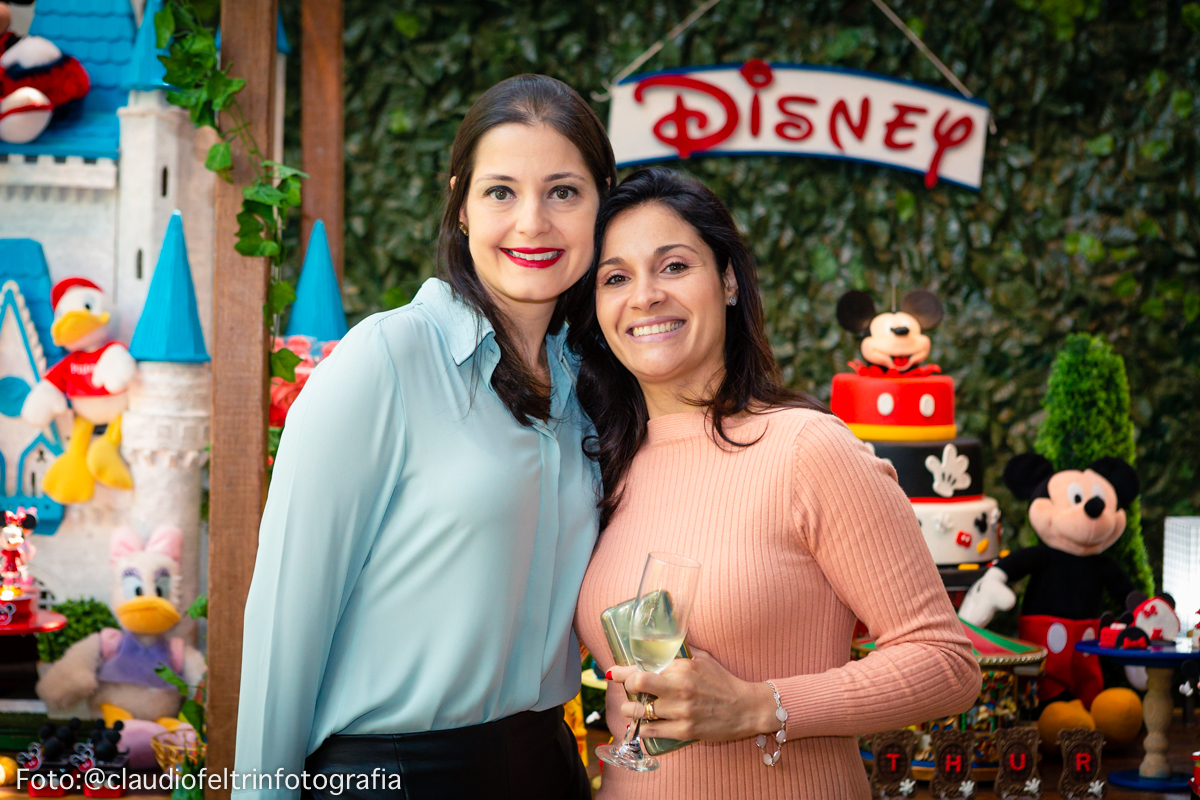 māe do aniversariante com sua melhor amiga