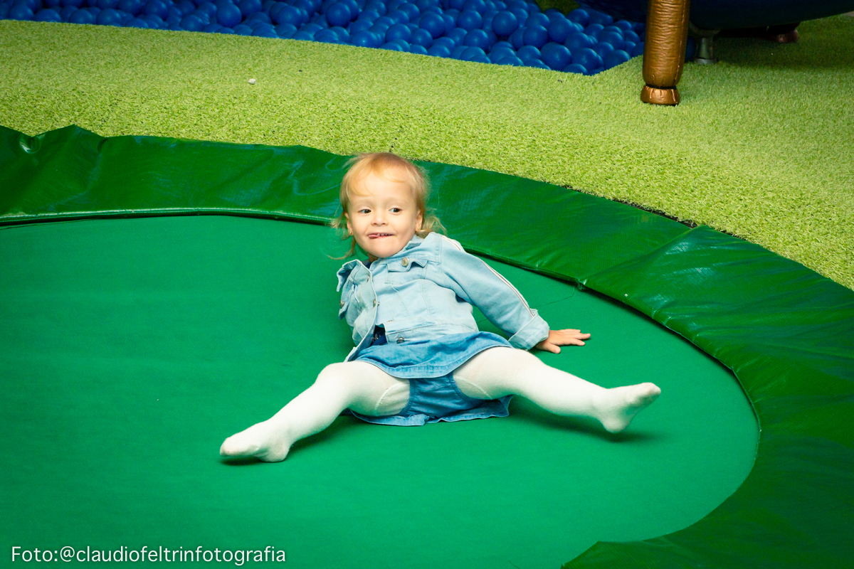 uma princesa brincando no pula pula do buffer